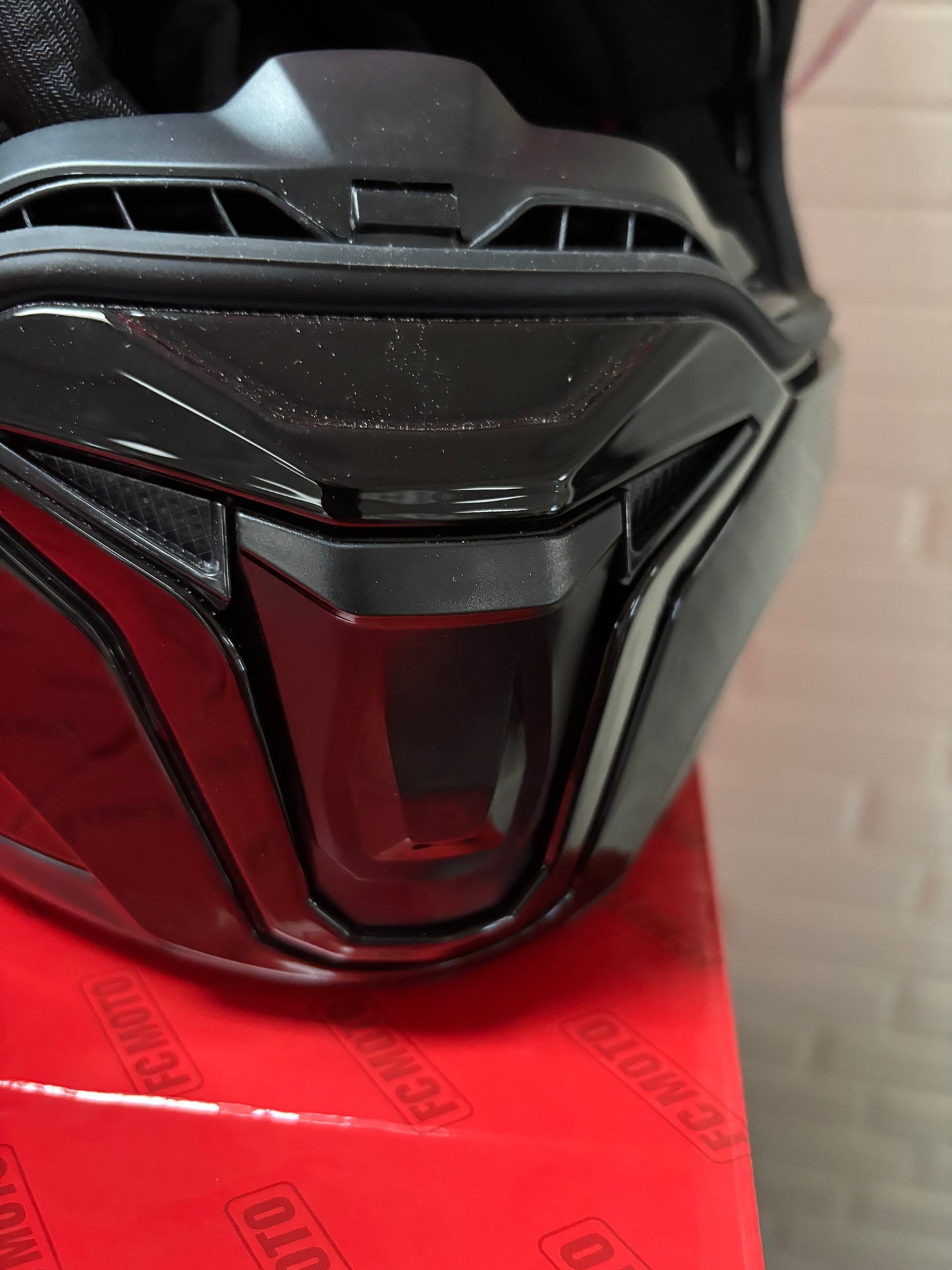 Mc hjelm FF130SV- Gloss black, Integreret solskærm